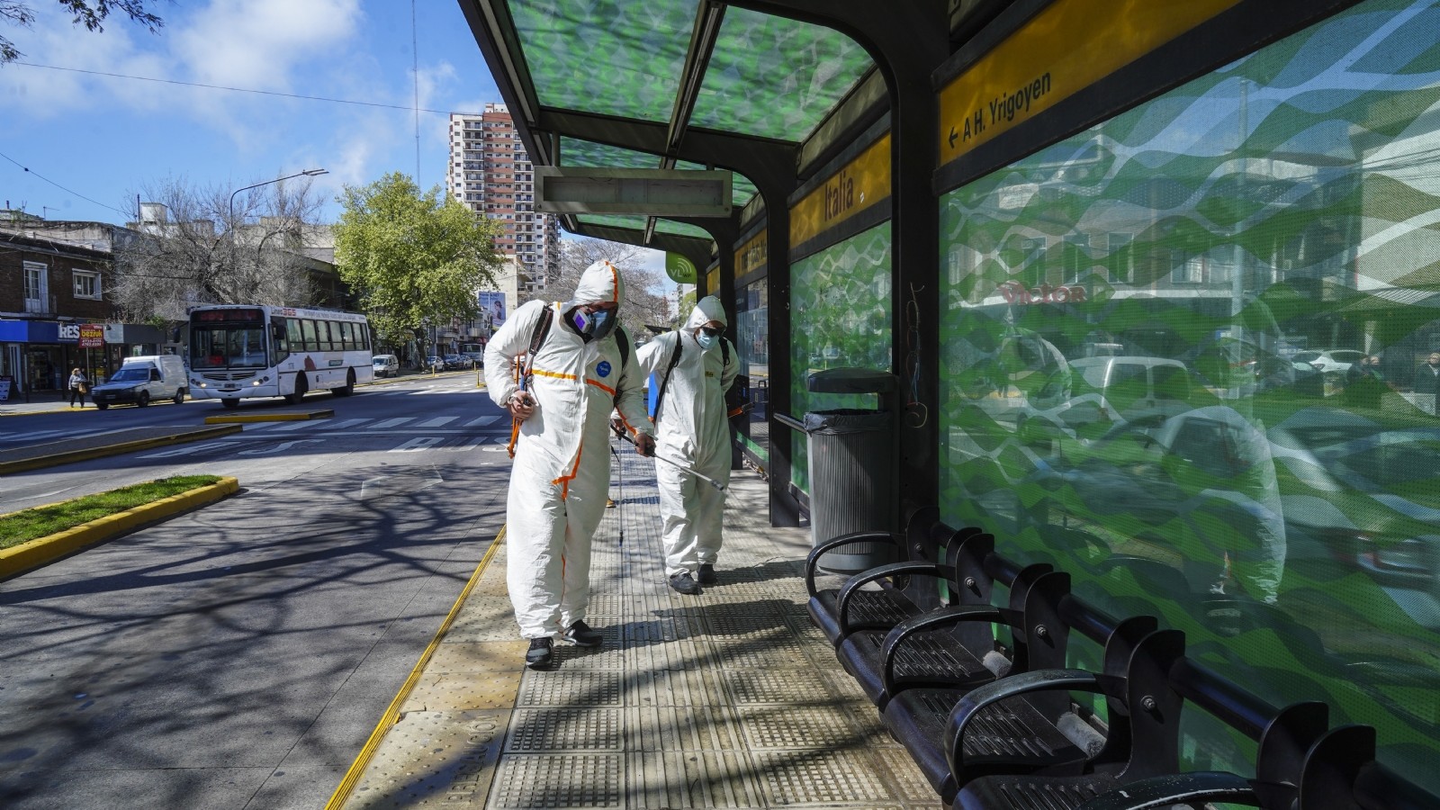 Operativo de desinfección en estaciones de Metrobús