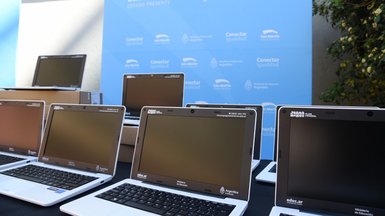 Fernando Moreira y Jaime Perczyk entregaron netbooks de Conectar Igualdad en San Martín