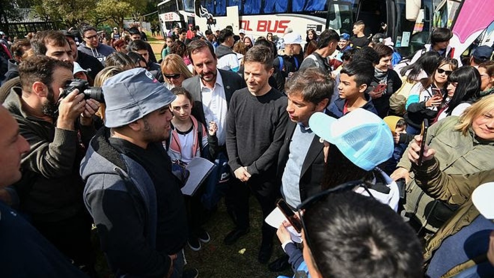 Sujarchuk, Kicillof, Costa y Ramil despidieron a más de 220 estudiantes que vivirán una experiencia inolvidable en el mar gracias al programa "Viaje de Fin de Curso"