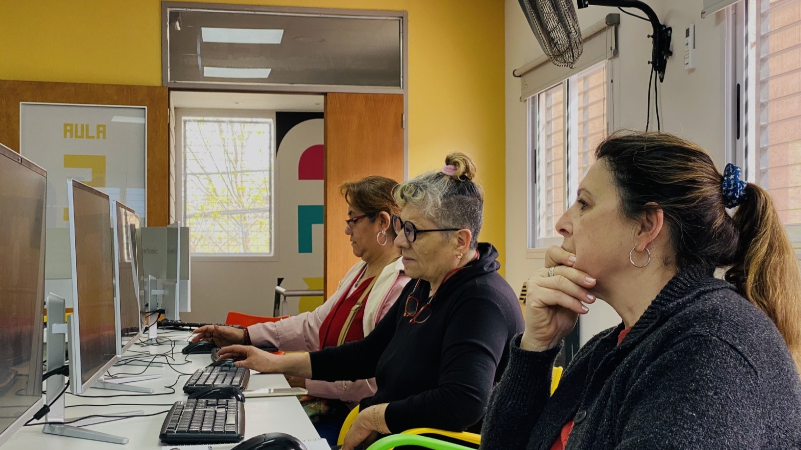 Adultos mayores se capacitan en el uso de la tecnología