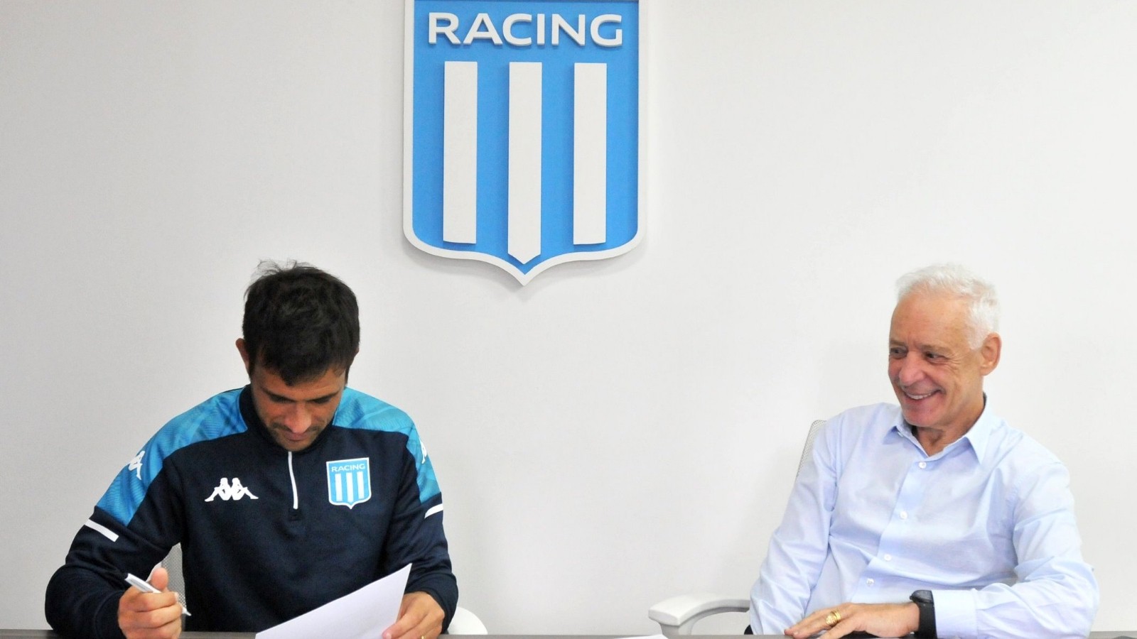 Delantero Cvitanich renueva contrato hasta diciembre próximo