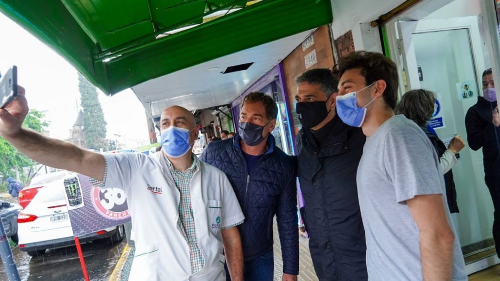 Jorge Macri junto a Diego Santilli recorrieron el centro comercial de Carapachay