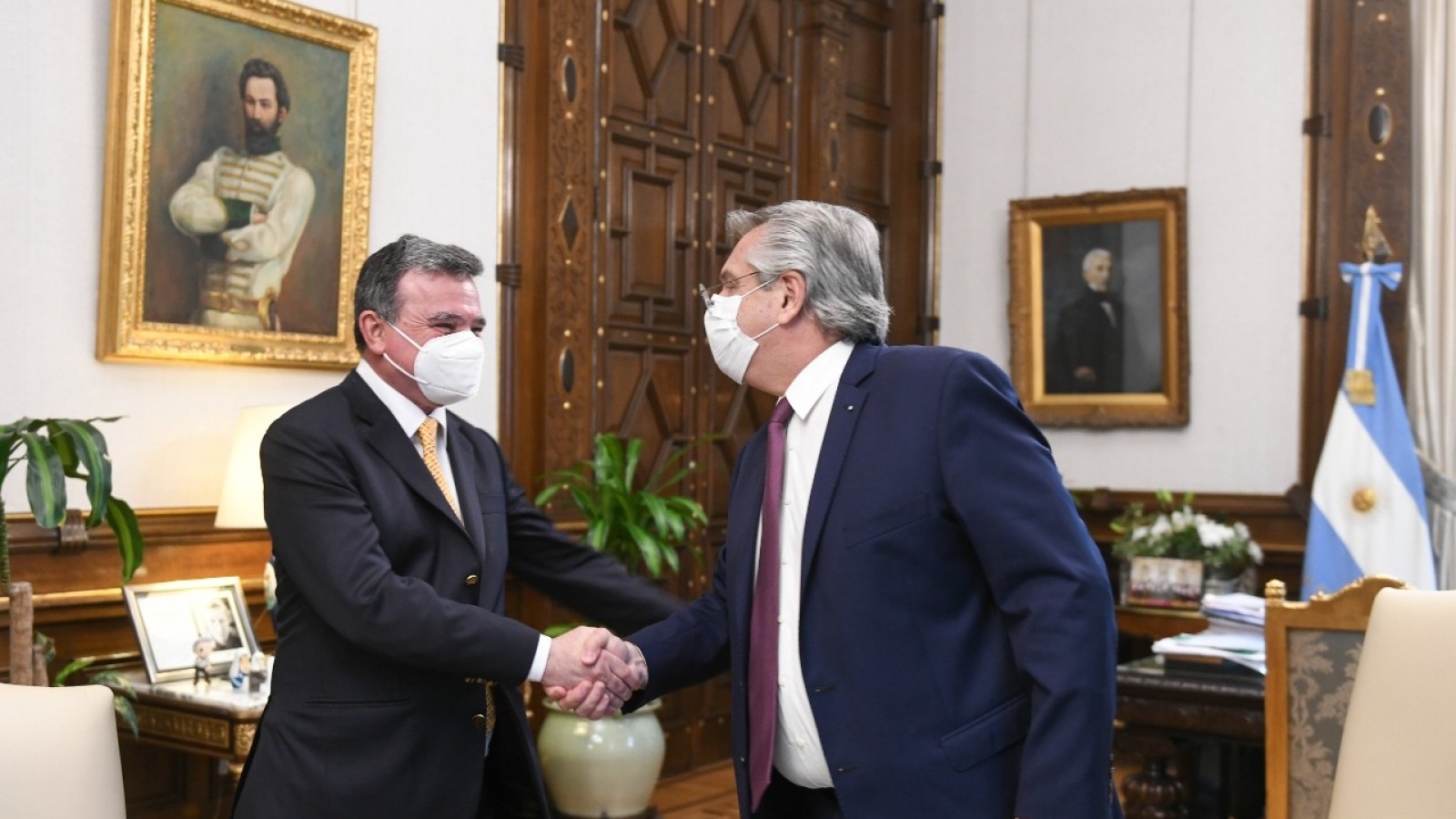 Fernández encabezó la firma de un acuerdo para impulsar la cadena de valor del aluminio
