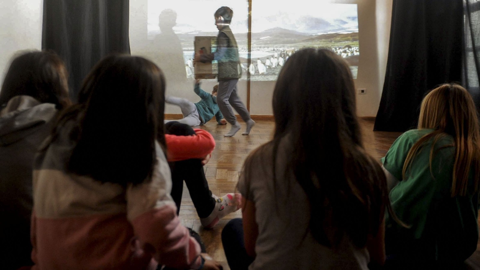 Más de 20 mil estudiantes buscan aprender mediante el arte en escuelas de estética bonaerenses