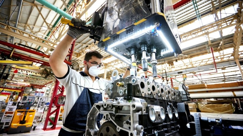 Iveco Group comenzará a probar en 2023 motores a GNC de producción nacional para camiones y buses