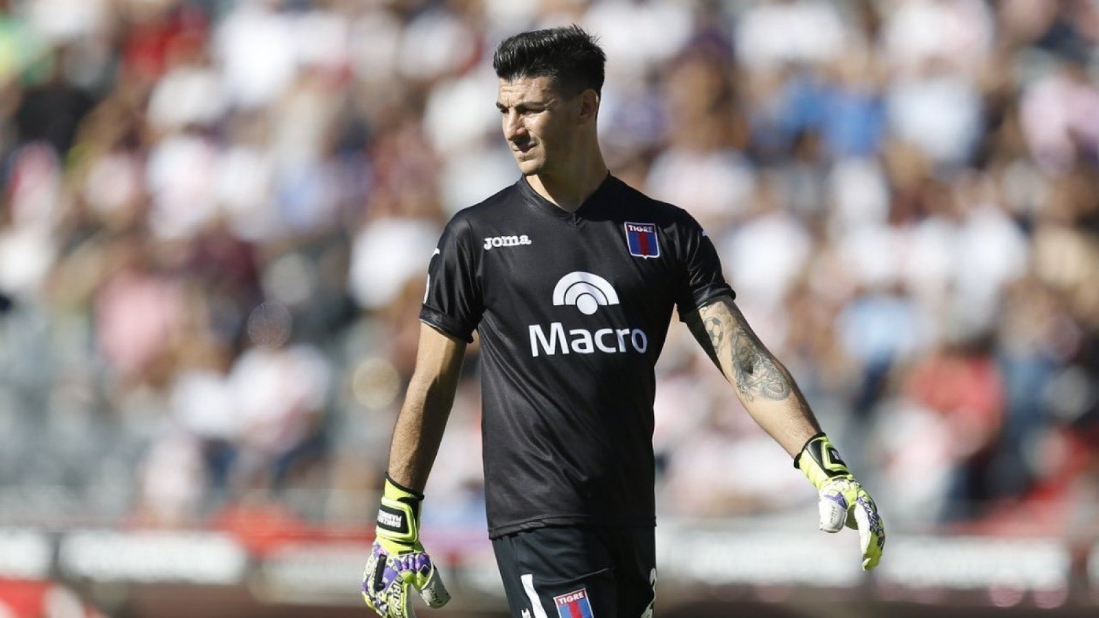 El arquero Marinelli sufrió una "fractura de tibia" en su pierna derecha