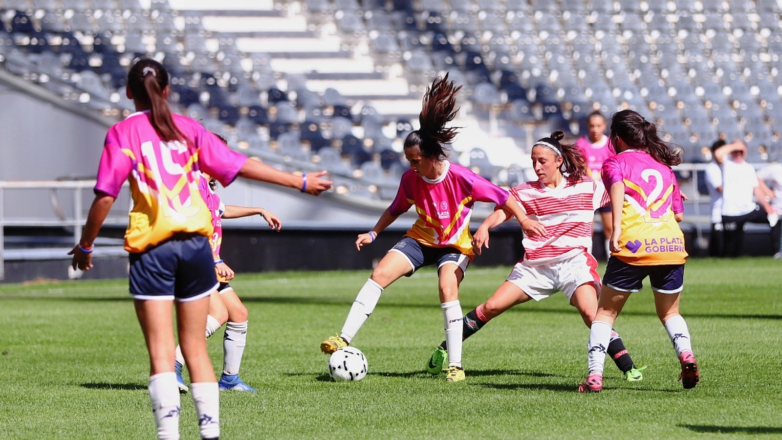 Juegos Bonaerenses: Kicillof asistió a las semifinales del torneo de fútbol femenino