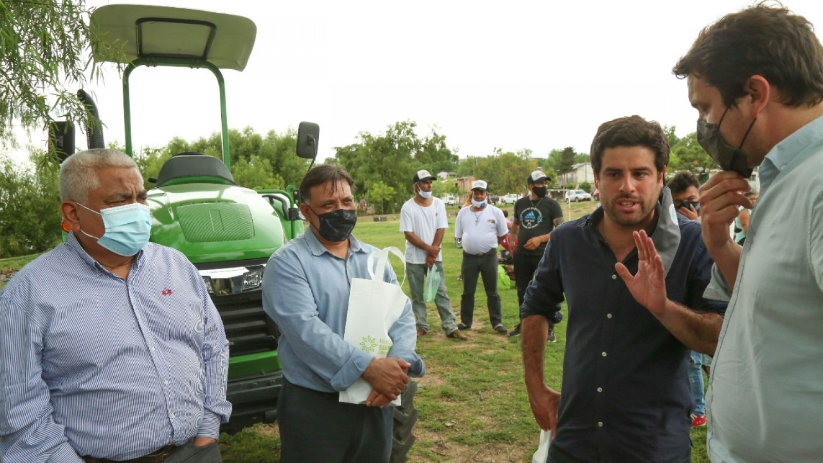 Salazar junto a funcionarios nacionales entregaron nuevos elementos a productores de la agricultura familiar